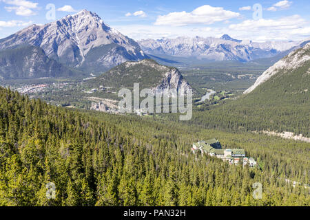 Die Rimrock Resort Hotel fotografiert von der Banff Gondola in den Rocky Mountains, Banff, Alberta, Kanada Stockfoto