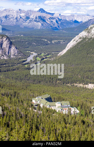 Die Rimrock Resort Hotel fotografiert von der Banff Gondola in den Rocky Mountains, Banff, Alberta, Kanada Stockfoto