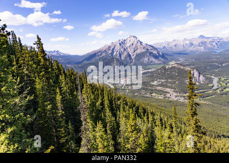 Die Stadt Banff fotografiert von der Banff Gondola in den Rocky Mountains, Banff, Alberta, Kanada Stockfoto