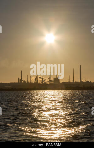 Das Fawley Raffinerie (Esso Erdöl) aus Southampton, Großbritannien. Stockfoto