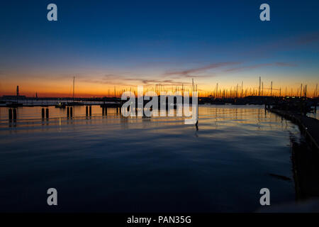 Sonnenuntergang über Hamble Point Marina von Warsash, River Hamble, Hampshire, UK. Stockfoto