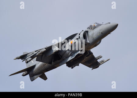 Spanische Marine McDonnell Douglas AV-8B Harrier II Matador jump Jet fighter plane Auf der Farnborough International Airshow, FIA 2018 anzeigen. V/STOL. Stockfoto