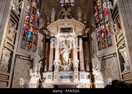 Mailand, Italien - 2. Mai 2016: Innenraum des Duomo di Milano (Dom von Mailand), Mailand, Italien. Metropolitan Cathedral-Basilica der Geburt des heiligen M Stockfoto