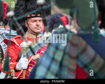 Tomintoul, Schottland - 21 Juli, 2018: Leitung Bandsat die Highland Games im Tomintoul, Schottland. Stockfoto