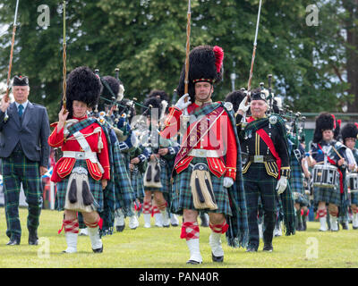 Tomintoul, Schottland - 21 Juli, 2018: Leitung Bandsat die Highland Games im Tomintoul, Schottland. Stockfoto