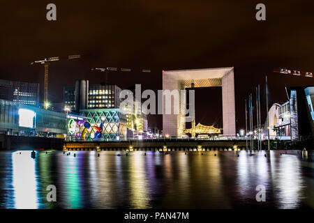 Eine Nacht Foto von La Grande Arche und die umliegenden Gebäude in La Defense der Financial District in Paris. Stockfoto