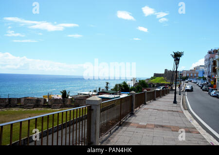 Isleta de San Juan Nachbarschaft in der Calle Norzagara in der Altstadt von San Juan, Puerto Rico. Stockfoto