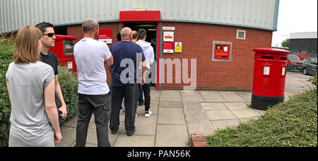Que bei Royal Mail sorting Office, Milner St, Warrington, Cheshire, North West England, Großbritannien Stockfoto