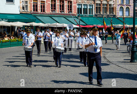 Eine Band, die in einer Parade in der Grote Markt (Place de Brügge), Brugge, Belgien am Begian Nationaler Tag - Juli 2018 21. Stockfoto