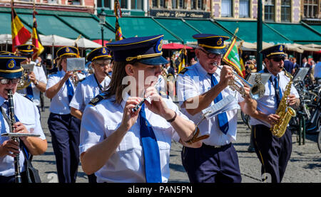 Eine Band, die in einer Parade in der Grote Markt (Place de Brügge), Brugge, Belgien am Begian Nationaler Tag - Juli 2018 21. Stockfoto