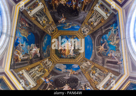 Vatikan, Vatikanstadt - 7. Mai 2016: Fresken an der Decke im Vatikan Museum. Es wurde gegründet im Jahr 1506 Stockfoto