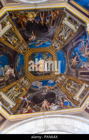 Vatikan, Vatikanstadt - 7. Mai 2016: Fresken an der Decke im Vatikan Museum. Es wurde gegründet im Jahr 1506 Stockfoto