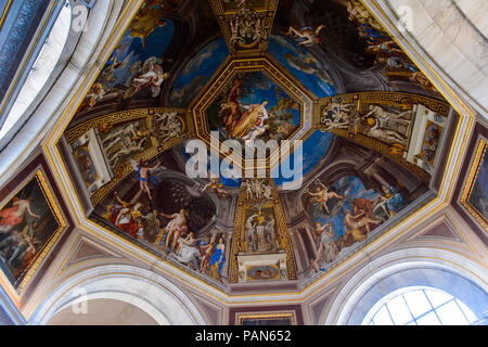 Vatikan, Vatikanstadt - 7. Mai 2016: Fresken an der Decke im Vatikan Museum. Es wurde gegründet im Jahr 1506 Stockfoto