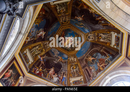 Vatikan, Vatikanstadt - 7. Mai 2016: Fresken an der Decke im Vatikan Museum. Es wurde gegründet im Jahr 1506 Stockfoto