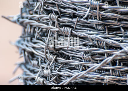 In der Nähe auf einem Stapel/Rollen von glänzenden neuen Stacheldraht Stockfoto