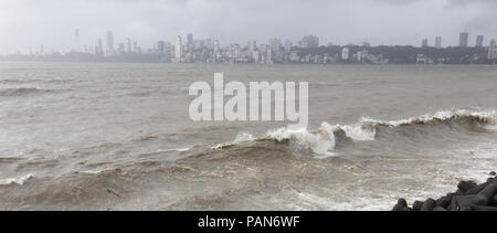 Hohe Flutwellen Spritzer Wasser am Marine Drive Promenade in Mumbai, Maharashtra, Indien. Stockfoto