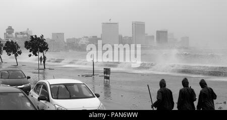 Hohe Flutwellen Spritzer Wasser am Marine Drive Promenade in Mumbai, Maharashtra, Indien. Stockfoto