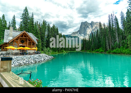 Wunderbare Kanada - wunderschönen smaragdgrünen See Blick von Emerald Lake, Yoho National Park 2, BC, Kanada Lodge. Stockfoto