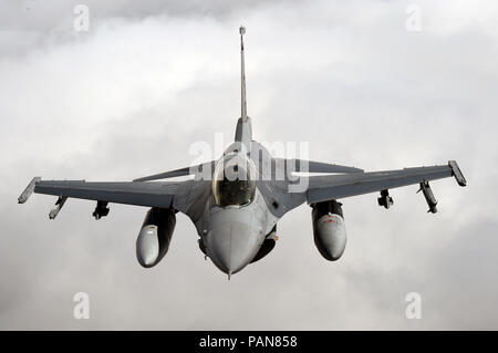 Oberst Raul Rosario, Kommandant der 149 Operations Group, Air National Guard, führt Luft-zu-Luft-Bohrer am 25. Juni in der Nähe von čáslav Air Base in der Tschechischen Republik während Sky Avenger 2018. (Air National Guard Foto von Tech. Sgt. Mindy Bloem) Stockfoto