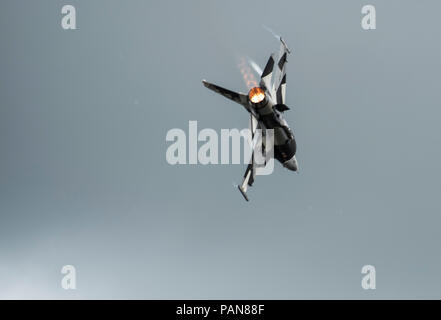 Us-Luftwaffe Kapitän Jake Impellizzeri, der Pacific Air Kräfte' F-16 Demonstration Team Pilot aus, führt eine Kunstflug Manöver während einer Demonstration Praxis für Arctic Thunder 2018, Joint Base Elmendorf-Richardson, Alaska, 26. Juni 2018. Arctic Thunder, auch als Arctic Thunder Open House bekannt, ist eine alle zwei Jahre stattfindende Veranstaltung bietet eine Gelegenheit, Aspekte des militärischen Lebens und Operationen mit Anchorage in Alaska und die größere Gemeinschaft, die Unterstützung für die Fähigkeit der USA zu schützen und in Übersee engagieren zu teilen. (U.S. Air Force Foto von älteren Flieger Sadie Colbert) Stockfoto