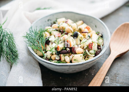 Bohnensalat mit schwarzen Bohnen, Kichererbsen, Apple, Frühlingszwiebeln und Dill Stockfoto