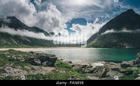 Norwegen, Lofoten, Horseid Moskenesoy, Strand mit Bergen Stockfoto