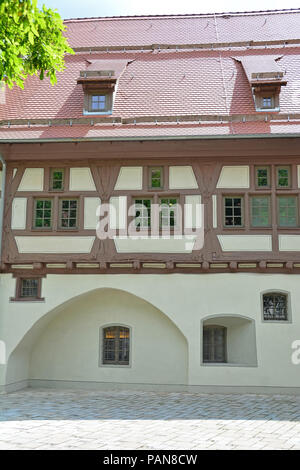 Deutsche Fachwerkhaus Gebäude in der mittelalterlichen Stadt mit Steinplatte Straßen auf der Schwäbischen Alb Region Stockfoto