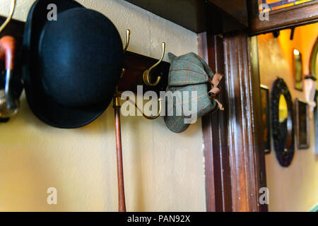 LONDON, ENGLAND - May 22, 2016: Hut im Sherlock Holmes Museum, 221 Baker Street, London. Sherlock Holmes ist eine fiktive Privatdetektiv erstellt Stockfoto