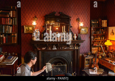 LONDON, ENGLAND - May 22, 2016: Das Wohnzimmer der Sherlock Holmes Museum, 221 Baker Street, London. Sherlock Holmes ist eine fiktive private dete Stockfoto