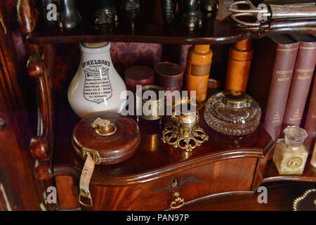 LONDON, ENGLAND - May 22, 2016: Das Wohnzimmer der Sherlock Holmes Museum, 221 Baker Street, London. Sherlock Holmes ist eine fiktive private dete Stockfoto