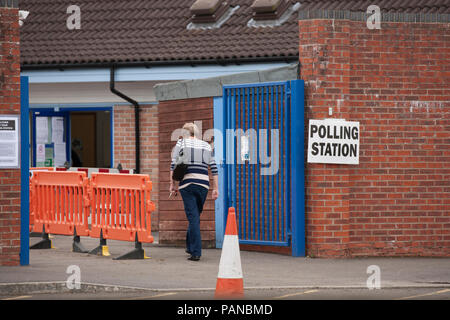 Eine Frau auf dem Weg zu einem Wahllokal in Gillingham North Dorset am Tag der EU/Brexit Referendum. 23.06.2016. England UK GB Stockfoto