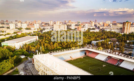 Antenne Panoramablick drone Ansicht der Stadt mit riesigen Park und Sport Stadion für junge Menschen, Tscheljabinsk, Russland Stockfoto