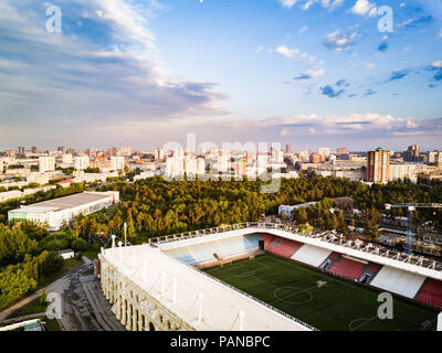 Antenne Panoramablick drone Ansicht der Stadt mit riesigen Park und Sport Stadion für junge Menschen, Tscheljabinsk, Russland Stockfoto