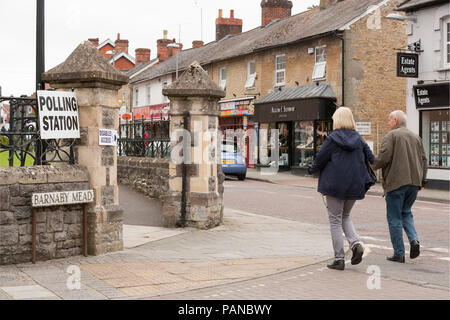 Zwei Menschen auf dem Weg zu einem Wahllokal und Beschilderung in Gillingham North Dorset am Tag der EU/Brexit Referendum. 23.06.2016. England UK GB Stockfoto