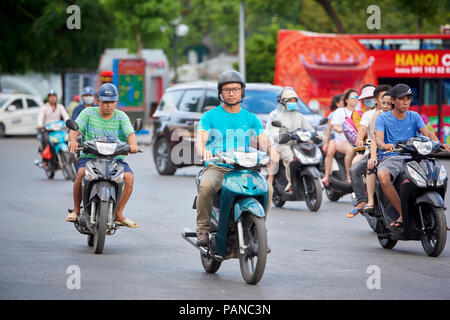 Mopedfahrer in Hanoi, Vietnam. Ein Verbot für Motorräder und Motorroller wurde vom Rat der Stadt und der Abteilung für Verkehr bis 2030 eingestellt worden. Stockfoto