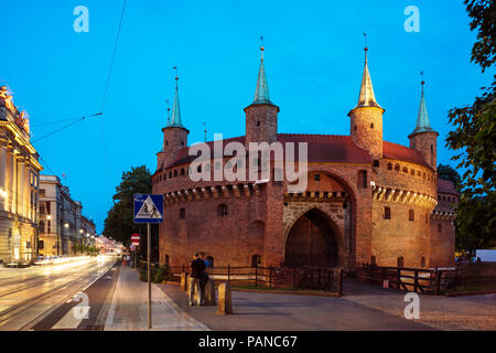 Barbican in der Nacht in der Altstadt von Krakau, Polen. Stockfoto