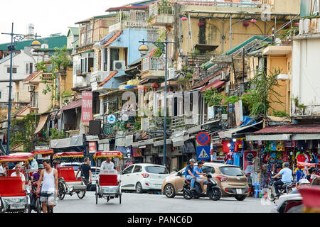 Ein traditionelles streert in der Altstadt von Hanoi, Vietnam, mit Strassenhändlern, Radfahrer und mopedfahrer. Stockfoto