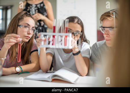 Studenten in den Bereichen Wissenschaft Klasse experimentieren mit Reagenzgläsern Stockfoto