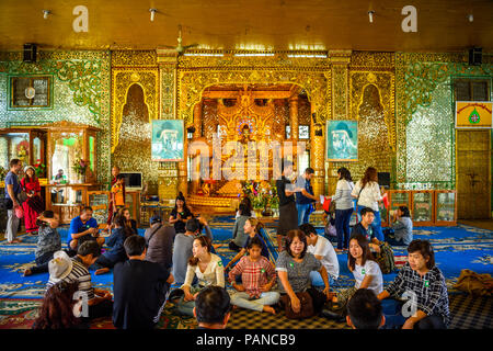 YANGON, MYANMAR - 24.August 2016: Innenraum der Botataung Pagode (wörtlich: 1000 Offiziere), einem berühmten Komplex in Yangon, Myanmar. Es war complet Stockfoto