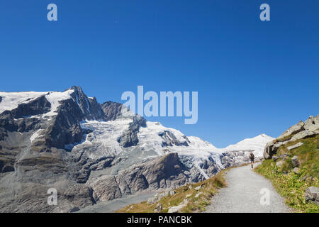 Österreich, Kärnten, Großglockner, Peak, Pasterze Glacier, Johannisberg, Wanderer auf Gamsgrubenweg in der Nähe von Kaiser-Franz-Josefs-Hoehe, Hohe Tauern Par Stockfoto