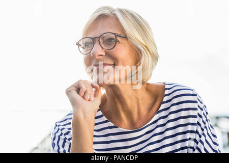 Porträt des Lächelns senior Frau im freien Stockfoto