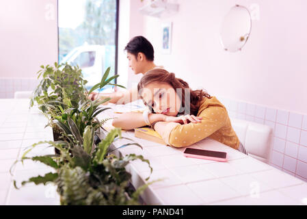 Blonde junge Studentin Gefühl extrem erschöpft Stockfoto