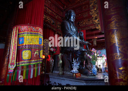 Große Statue des Tran Vu in Quan Thanh taoistischen Tempel in Hanoi, Vietnam. Stockfoto