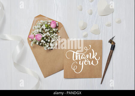 Brief mit Blumen und kalligraphischen Stift Grußkarte für Valentinstag im rustikalen Stil mit Kalligrafischen text Danke, Schriftzug Thanksgiving Day. Flach. Ansicht von oben Stockfoto