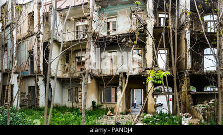 Die Ruinen und bewachsene Vegetation der Innenraum Fassade eines alten historischen Gebäude beschädigt und während des Bürgerkriegs in Beirut, Libanon zerstört Stockfoto