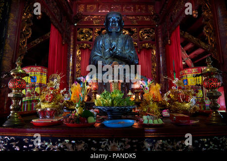 Große Statue des Tran Vu in Quan Thanh taoistischen Tempel in Hanoi, Vietnam. Stockfoto