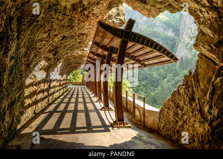 Bügeleisen Schilde schützen vor Steinschlag vorherige schmale Bergstraße nun in die Natur zu Fuß, aus Rock Tunnel, in hellen Sommer ligh Schuß Stockfoto