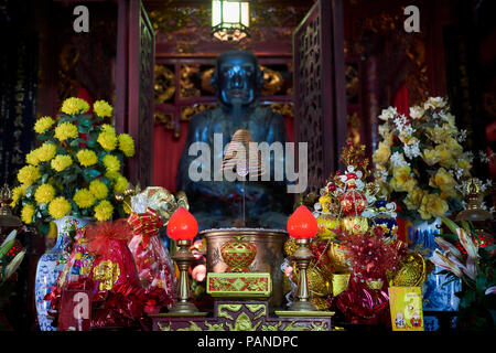 Große Statue des Tran Vu in Quan Thanh taoistischen Tempel in Hanoi, Vietnam. Stockfoto