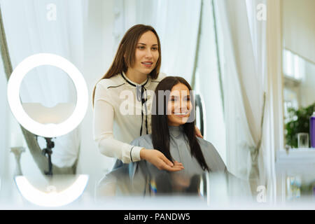 Positive fröhliche Frau mit ihr Client Stockfoto