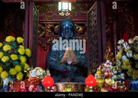 Große Statue des Tran Vu in Quan Thanh taoistischen Tempel in Hanoi, Vietnam. Stockfoto